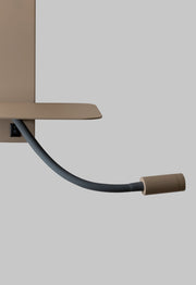 Wandleuchte Florence mit Leselampe: Detailansicht des sandfarbenen Metallarms mit Schalter und flexibler Leseleuchte.