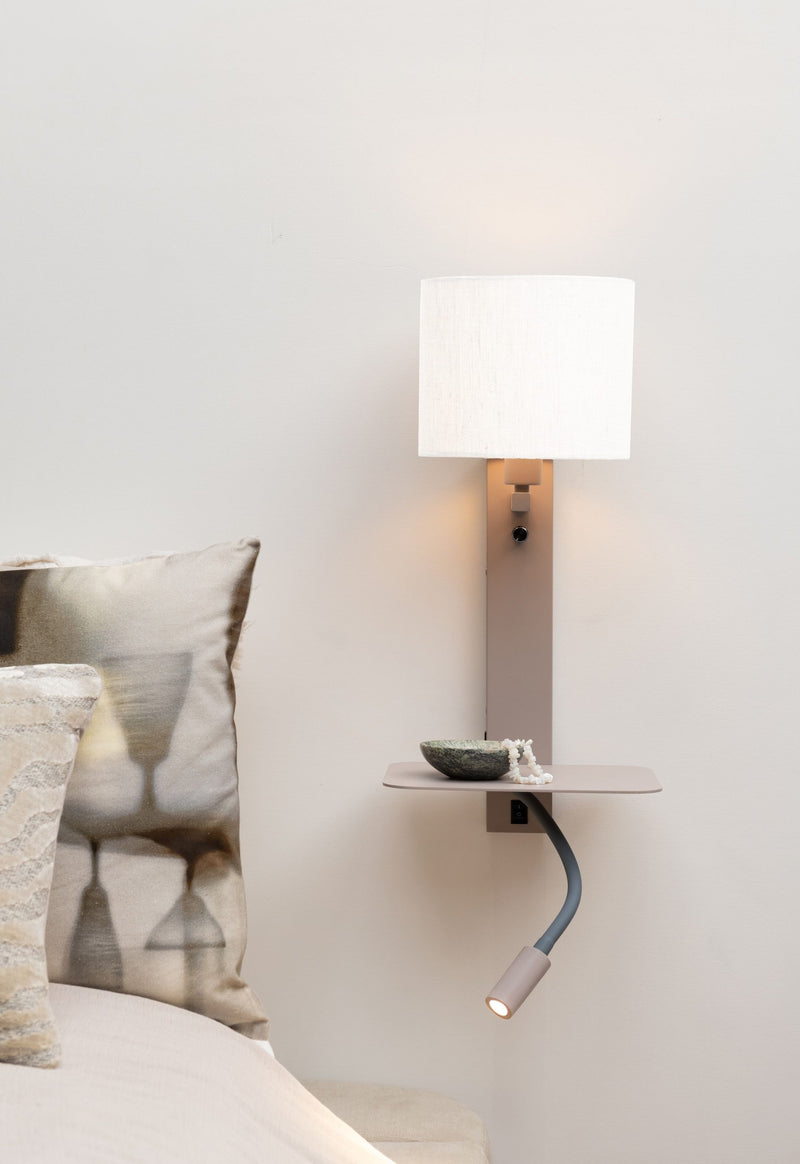 It’s about RoMi Wandleuchte Florence mit Leselampe in Sand mit weißem Leinenschirm, daneben Ablage und flexibler LED-Arm.