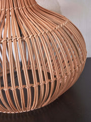 Detailansicht des geflochtenen Rattan-Gestells der Good&Mojo Tischleuchte Kalahari mit Verbindungen in Naturfarbe.