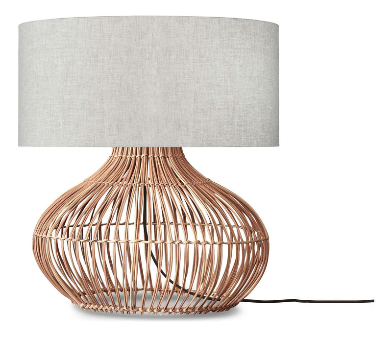 Tischleuchte Kalahari von Good&Mojo mit geflochtenem Rattanfuß und hellem Leinenschirm vor weißem Hintergrund.