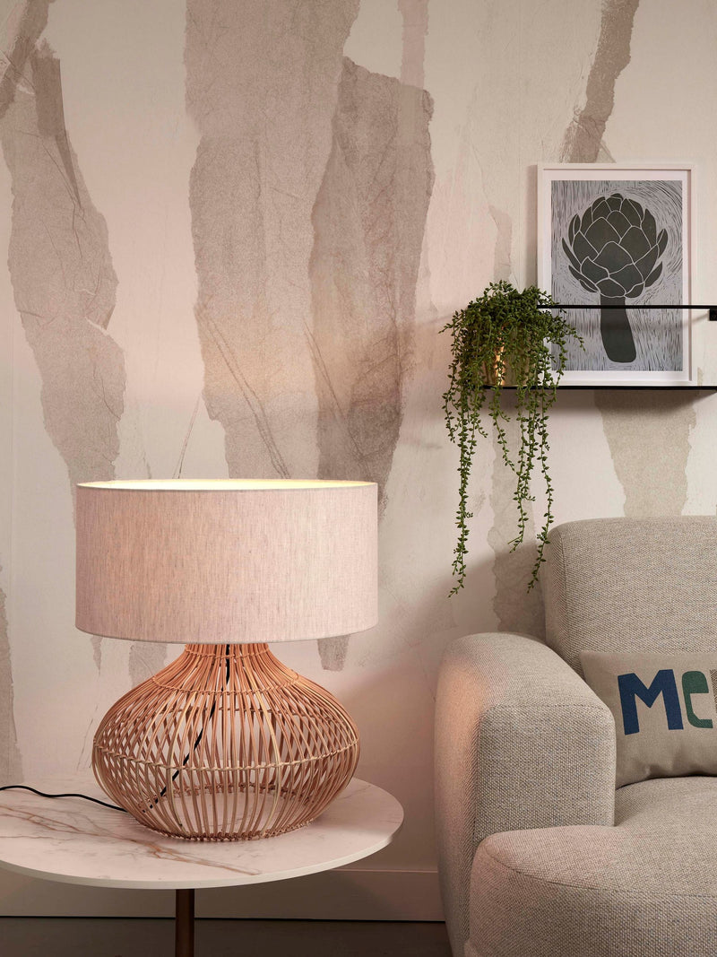Tischleuchte Kalahari von Good&Mojo mit geflochtenem Rattanfuß und hellem Leinenschirm auf Marmortisch im Wohnraum.