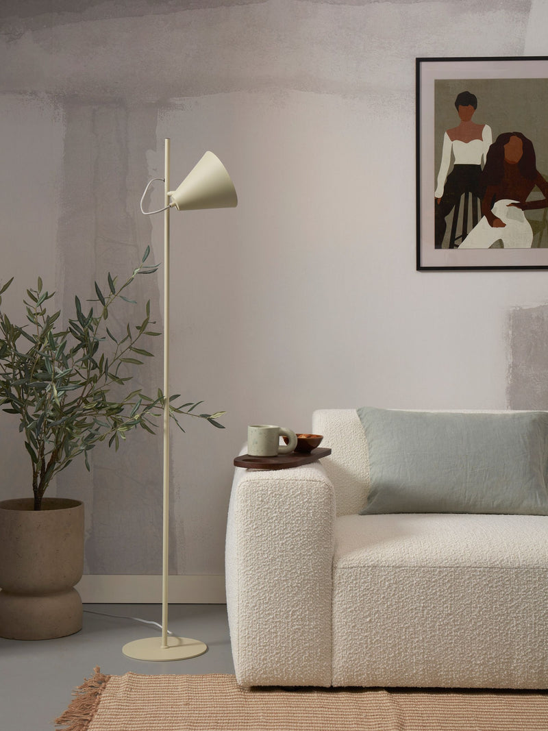 Stehleuchte „It's about RoMi Lisbon“ mit spitzem Schirm in Zartgrün, neben Sofa und Olivenbaum im Wohnraum