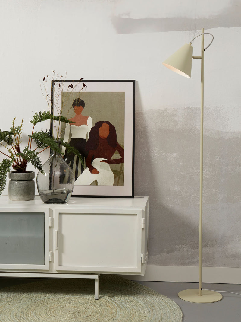 Die Stehleuchte RoMi Lisbon mit spitzem Schirm in Zartgrün steht neben einem Sideboard und einem gerahmten Kunstwerk.