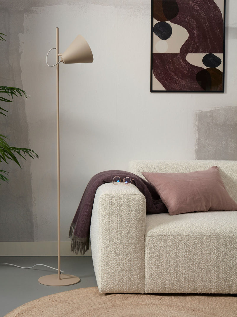 Stehleuchte It's about RoMi Lisbon in Sand mit spitzem Eisenschirm und schlankem Standfuß, neben einem cremefarbenen Sofa.