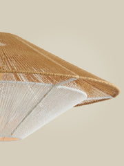Detailansicht des Schirms der Hängeleuchte Lumbini von Good&Mojo aus Papierseil in Natur und Weiß mit sichtbarer Flechtstruktur.