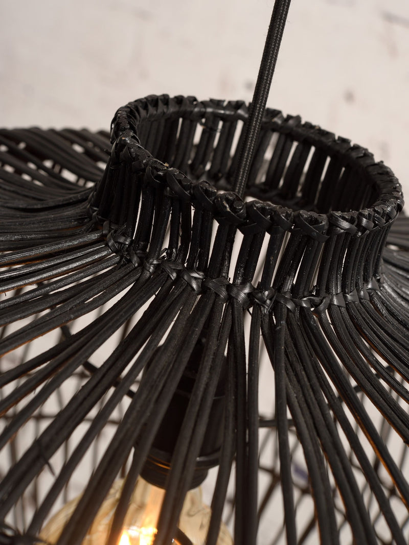 Detailansicht der schwarzen Hängeleuchte Good&Mojo Madagascar aus Rattan mit geflochtenem Geflecht und Glühbirne.