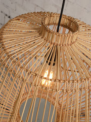 Detailansicht der Hängeleuchte Good&Mojo Madagascar aus Rattan in Natur mit dicht geflochtenem Geflecht und Glühbirne im Inneren.
