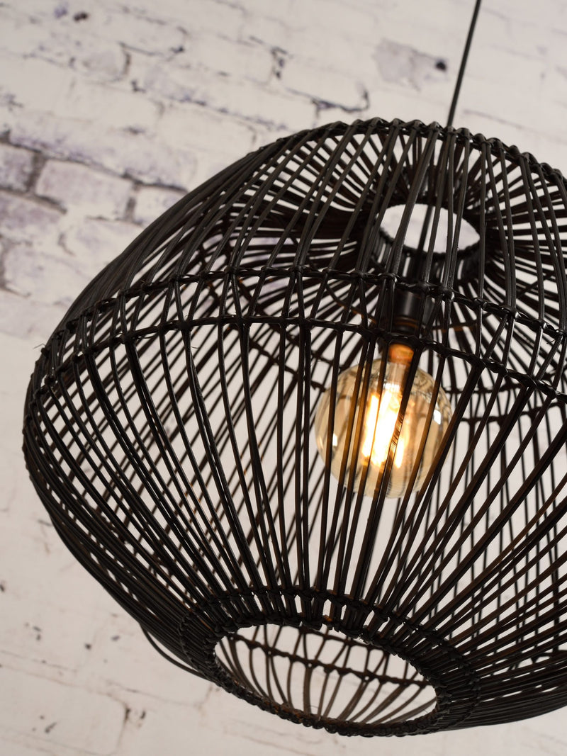 Hängeleuchte Madagascar von Good&Mojo aus schwarzem Rattan mit offenem Geflecht, im Detail mit leuchtender Glühbirne.