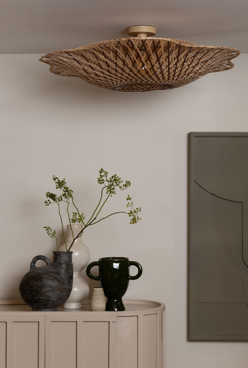Deckenleuchte Madura von Good&Mojo mit geflochtenem Bambusschirm und Eisengestell, darüber Sideboard mit Vasen