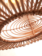 Detailansicht des Rattan-Lampenschirms der Deckenleuchte Good&Mojo Madeira in Natur mit spiralförmig geflochtenen Stäben.
