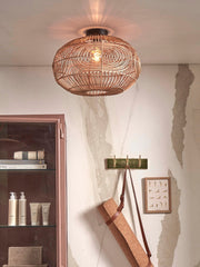 Deckenleuchte Madeira von Good&Mojo aus geflochtenem Rattan in Natur, an der Decke über einem Yogamatten-Halter montiert.