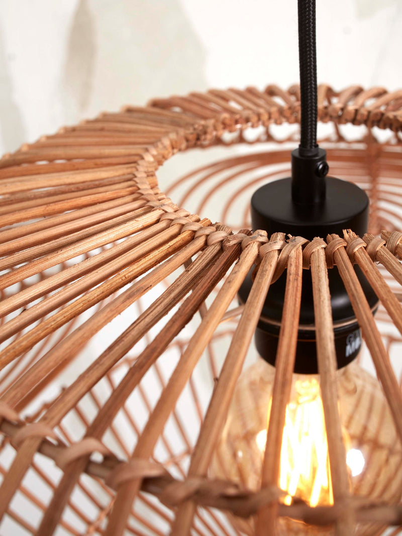Detailansicht des Rattanschirms der Good&Mojo Stehleuchte Madeira in Natur mit schwarzer Fassung und sichtbarer Glühlampe.