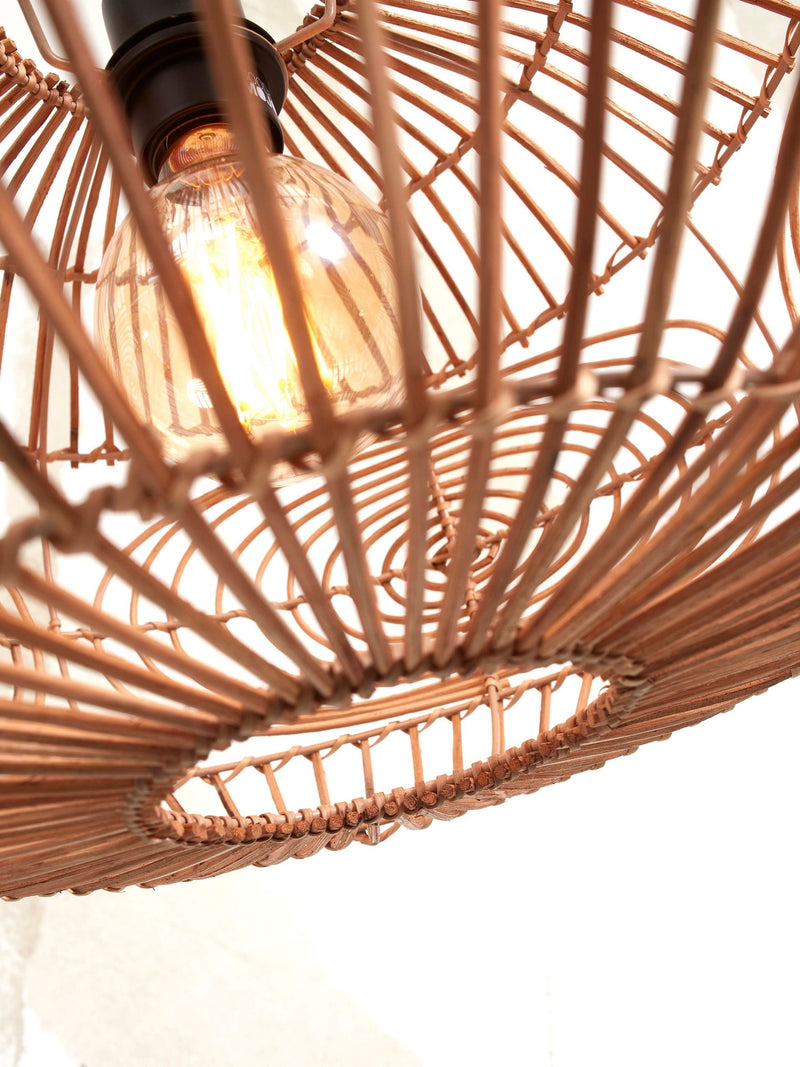 Detailansicht der Good&Mojo Hängeleuchte Madeira aus Rattan in Natur: geflochtener Rattanschirm mit Glühbirne im Inneren.