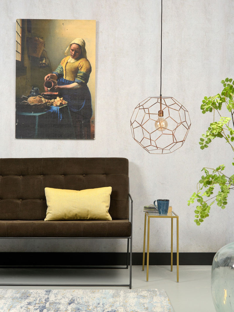 Hängeleuchte „It's about RoMi Marrakesh“ aus kupferfarbenem Drahtgeflecht mit sichtbarer Glühbirne über einem Sofa.