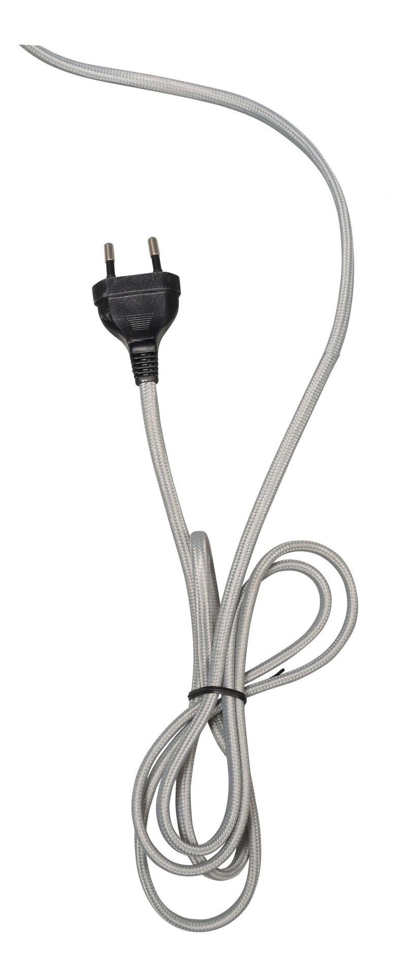 Textiles, grau meliertes Stromkabel mit schwarzem Eurostecker, zu einer lockeren Schlaufe gebunden, auf weißem Hintergrund.