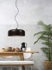 Die Schwarze Hängeleuchte RoMi Marseille mit Metallschirm hängt über einem hellen Holztisch mit Geschirr.