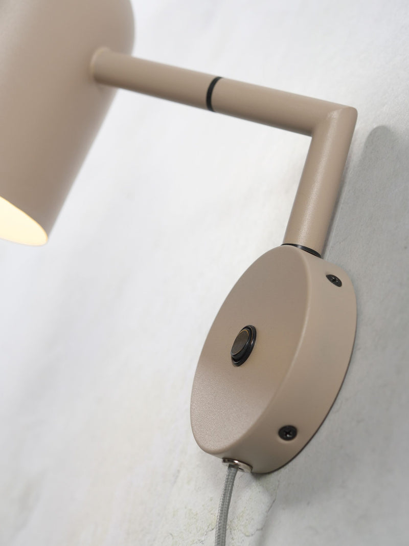It’s about RoMi Wandleuchte Marseille in Sand: Detailansicht des matten Metallarms mit Schalter und Wandbefestigung.