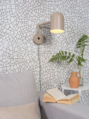 Der Alt-Text enthält einen englischen Fehlstart ("It's about"), der entfernt werden muss. Hier die gekürzte Fassung: RoMi Wandleuchte Marseille in Sand: Eisen-Wandlampe mit beweglichem Arm, an Mosaikwand montiert