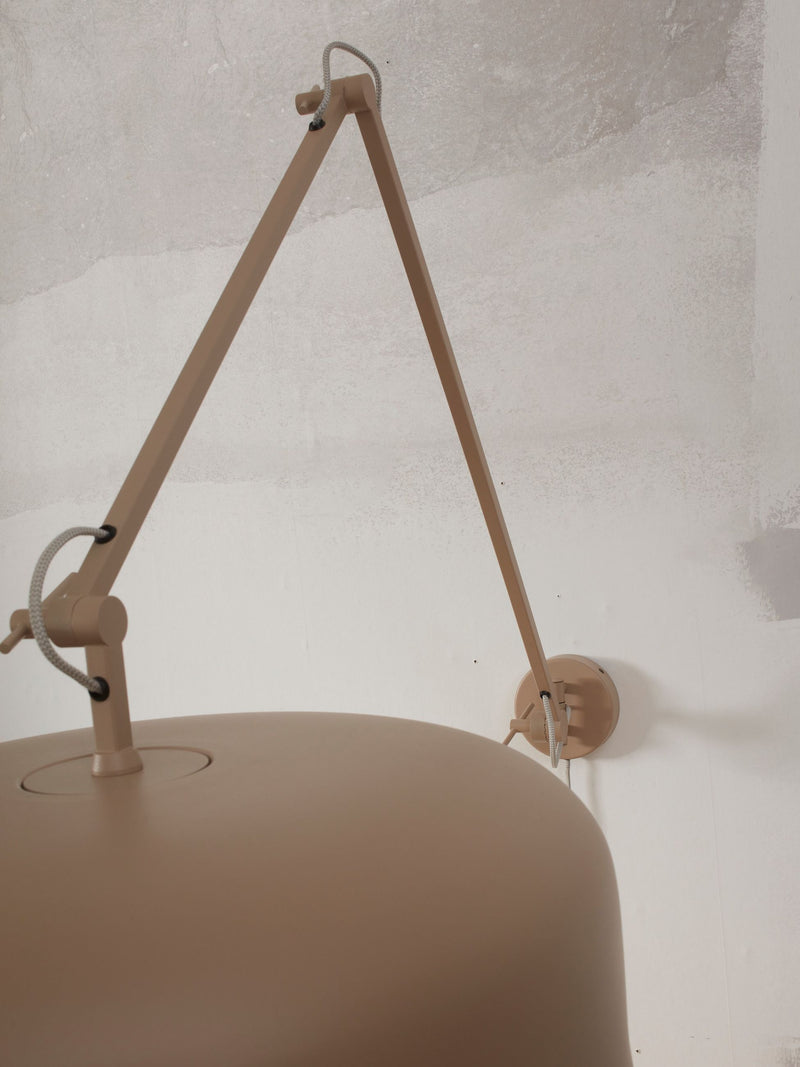 It’s about RoMi Wandleuchte Marseille in Sand: Ausladender Arm mit Gelenk und Wandbefestigung vor heller Wand.