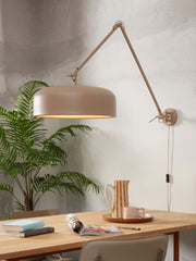 RoMi Wandleuchte Marseille in Sand: Gelenkarm-Wandlampe mit sandfarbenem Metallschirm vor heller Wand.