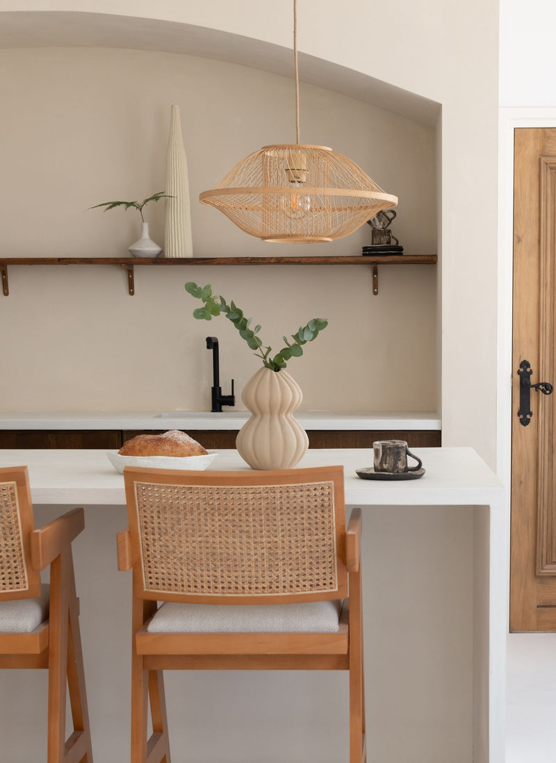 Good&Mojo Hängeleuchte Maui aus Bambus und Eisen in Naturfarbe über einem Küchentresen mit Holzhockern.