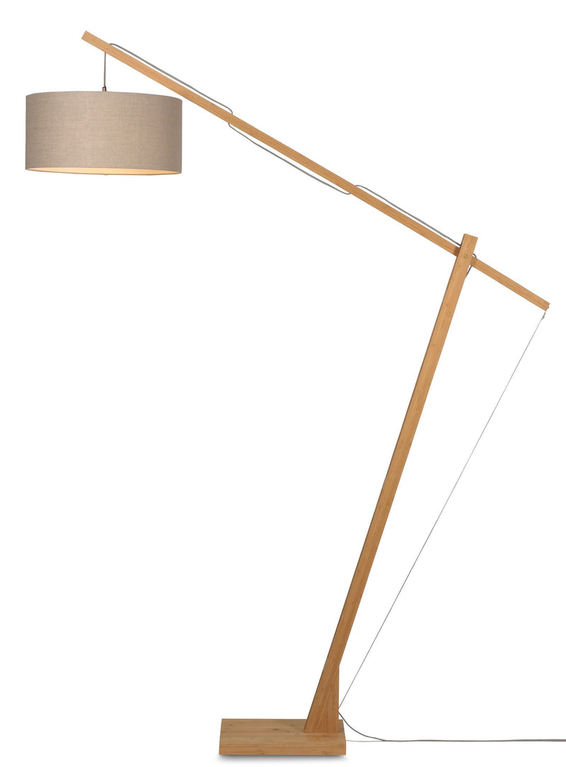 Bogenstehleuchte Montblanc mit hellem Bambusgestell, Standfuß und grauem Leinenschirm an weit ausladendem Arm.