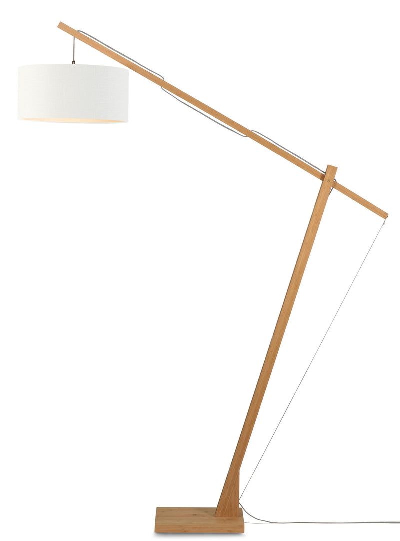 Stehleuchte Montblanc mit weißem Leinenschirm und schwenkbarem Bambusgestell in Naturholzoptik, Gesamtansicht.