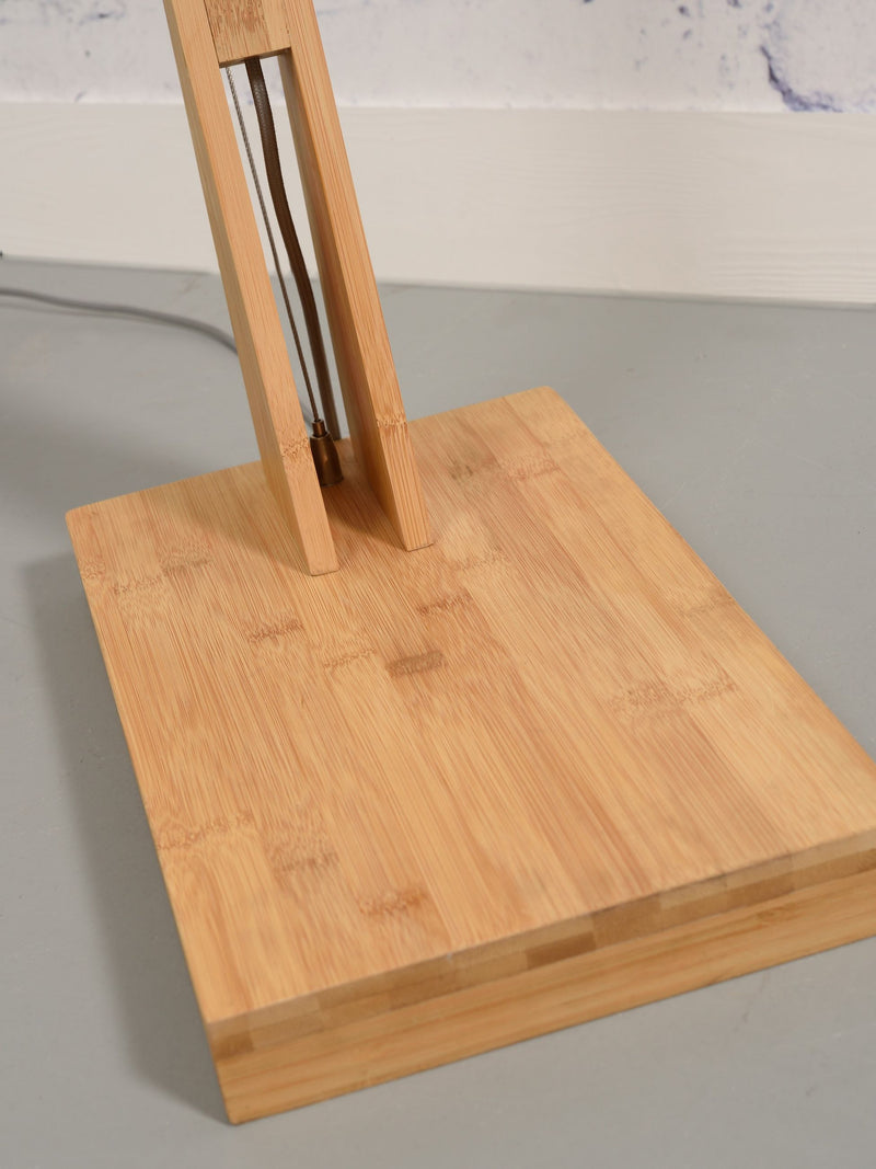 Detailansicht des Fußes der Stehleuchte Good&Mojo Montblanc: rechteckige Bambus-Standfläche mit senkrechten Bambusstäben, sichtbares Kabel.