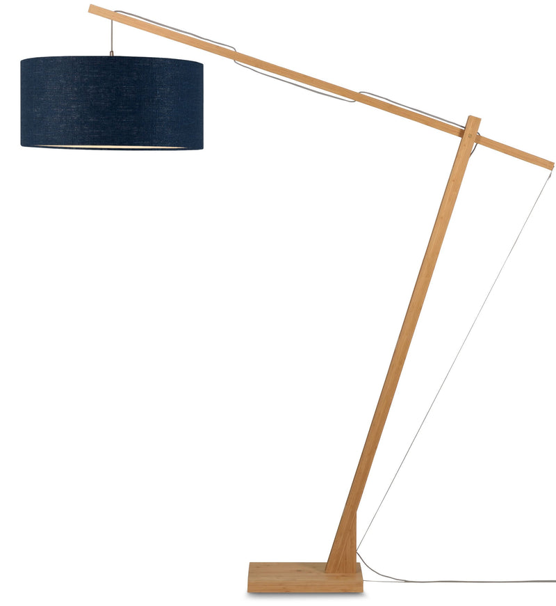 Good&Mojo Stehleuchte Montblanc: Bogenlampe mit hellem Bambusgestell und dunkelblauem Leinenschirm vor weißem Hintergrund.