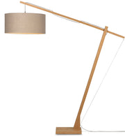 Good&Mojo Stehleuchte Montblanc: Bogenlampe aus hellem Bambus mit grau-beigem Leinenschirm, Gesamtansicht vor weißem Hintergrund.