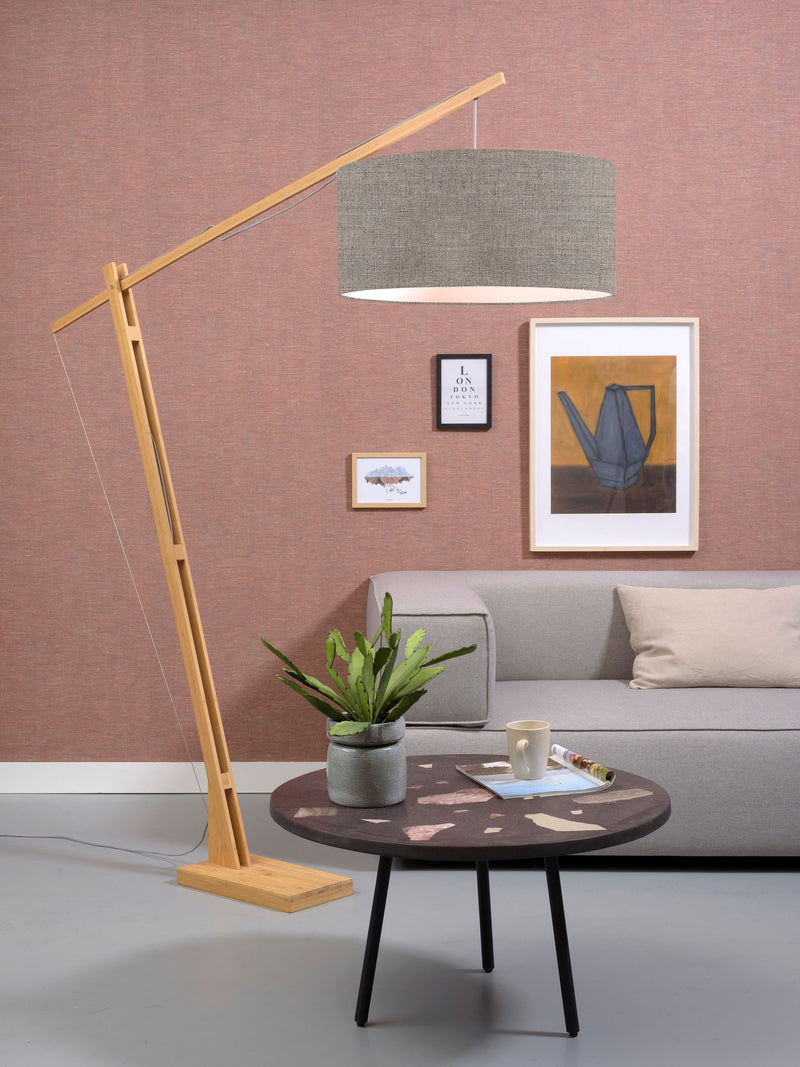Gesamtansicht der Stehleuchte Good&Mojo Montblanc mit schwenkbarem Bambusgestell und dunklem Leinenschirm im Wohnraum.