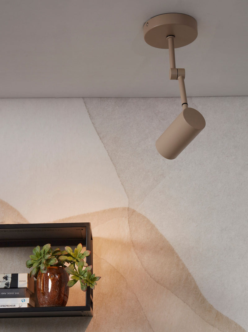 RoMi Deckenleuchte Montreux in Sand mit verstellbarem Eisenstrahler an beigem Baldachin