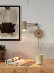 It’s about RoMi Wandleuchte Montreux in Sand, mit verstellbarem Arm und Schalter an der Wandrosette, im Wohnraum montiert.