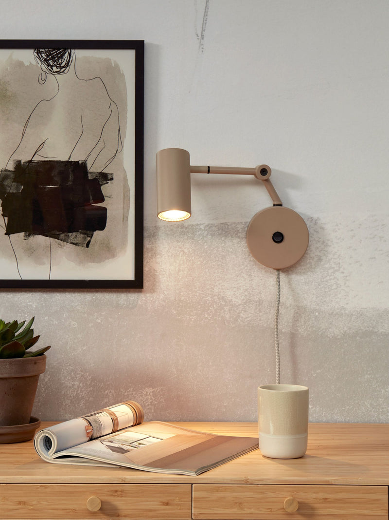 It’s about RoMi Wandleuchte Montreux in Sand, mit verstellbarem Arm und Schalter an der Wandrosette, im Wohnraum montiert.
