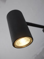 Detailansicht der schwarzen Wandleuchte It's about RoMi Montreux mit zylindrischem Metallkopf und leuchtendem Spot-Strahler.