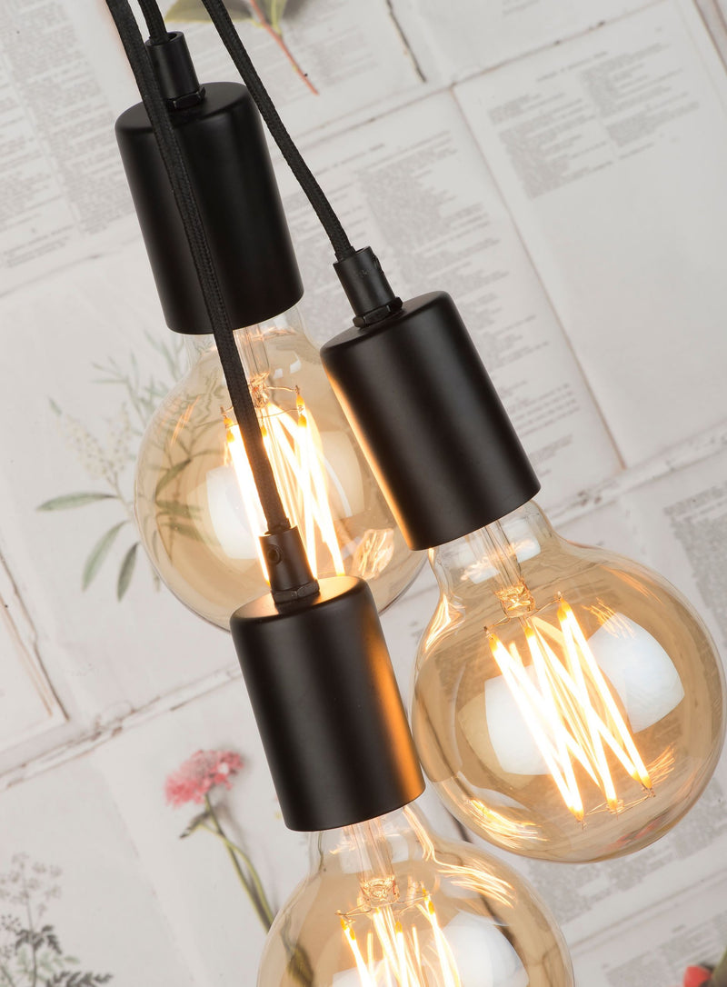 Detailansicht von drei schwarzen Fassungen mit Textilkabel und goldfarbenen Glühlampen mit Filament.