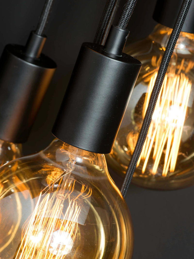Detailansicht der schwarzen Hängeleuchte It's about RoMi Oslo/H7 mit Textilkabel und Glühlampen