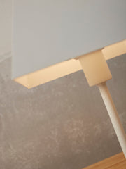 RoMi Tischleuchte Perth in Weiß: Detailansicht des quadratischen Lampenschirms und schlanken Eisengestells.