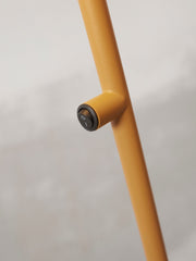 It's about RoMi Stehleuchte Porto in Senfgelb: Detailansicht des senfgelben Eisengestells mit schwarzem Kippschalter (0/I).