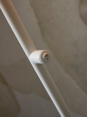 It's about RoMi Stehleuchte Porto in Weiß: Detailansicht des weißen Metallgestells mit rundem Kippschalter (I/O).