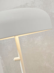 Detailansicht der weißen Tischleuchte It's about RoMi Porto L mit gewölbtem Schirm und schlankem Eisengestell.