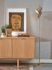 Stehleuchte It's about RoMi Salamanca in Sand mit zwei verstellbaren Schirmen neben einem Holzsideboard und Pflanzen.