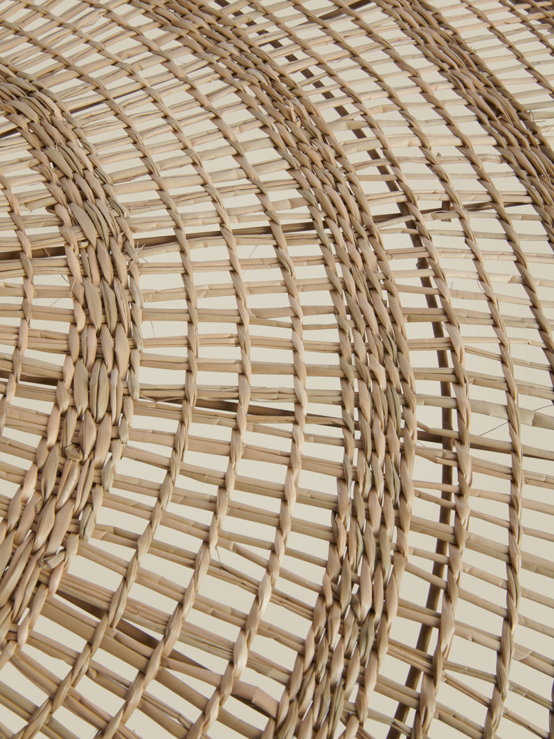 Detailaufnahme des geflochtenen Seegrasschirms der Good&Mojo Hängeleuchte Santorini mit diagonalen Zopfmustern.