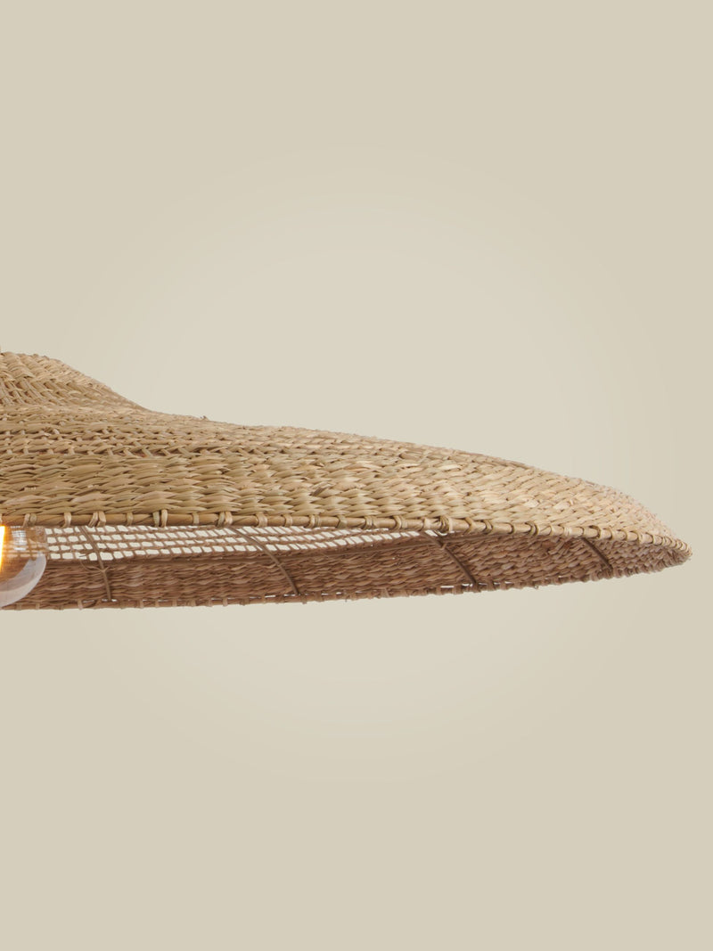 Detailansicht des geflochtenen Seegras-Schirms der Hängeleuchte Good&Mojo Santorini in Natur, mit sichtbarer Glühlampe.