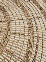 Detailaufnahme des Geflechts der Hängeleuchte Santorini von Good&Mojo aus naturfarbenem Seegras, Ø 75 cm.