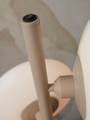 Detailaufnahme der sandfarbenen Stehleuchte It's about RoMi Sapporo mit schwarzem Schalter am oberen Ende des Eisengestells.