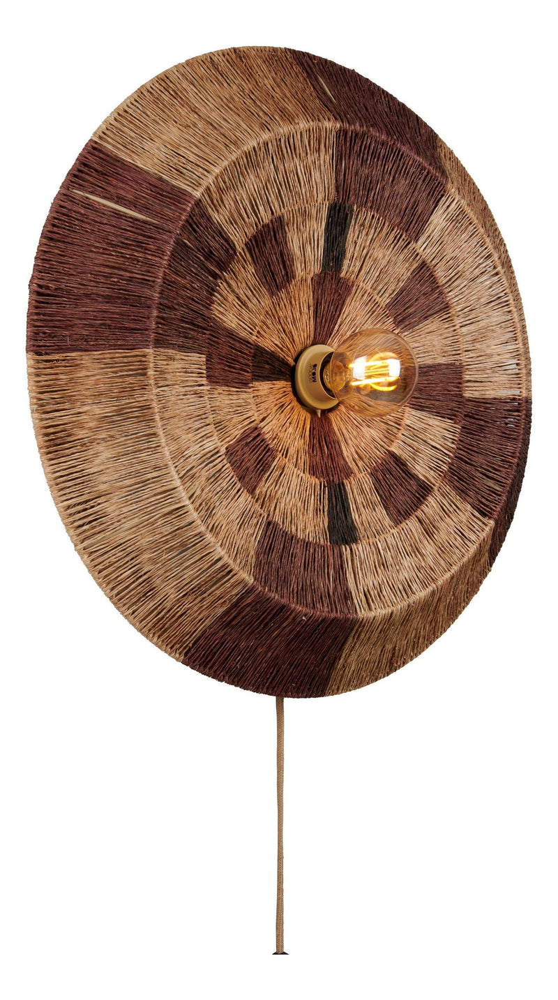 Runde Wandleuchte Good&Mojo Serengeti mit geflochtenem Jute-Schirm in Braun und Natur, Frontansicht mit sichtbarer Glühlampe.