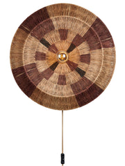 Runde Wandleuchte Serengeti von Good&Mojo aus Jute in Braun und Natur, mit radialem Streifenmuster und Zugschalter am Kabel.