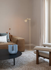 It’s about RoMi Stehleuchte Stavanger in Beige, mit beigem Eisen-Schirm und Gestell, im Wohnzimmer neben einem Sofa