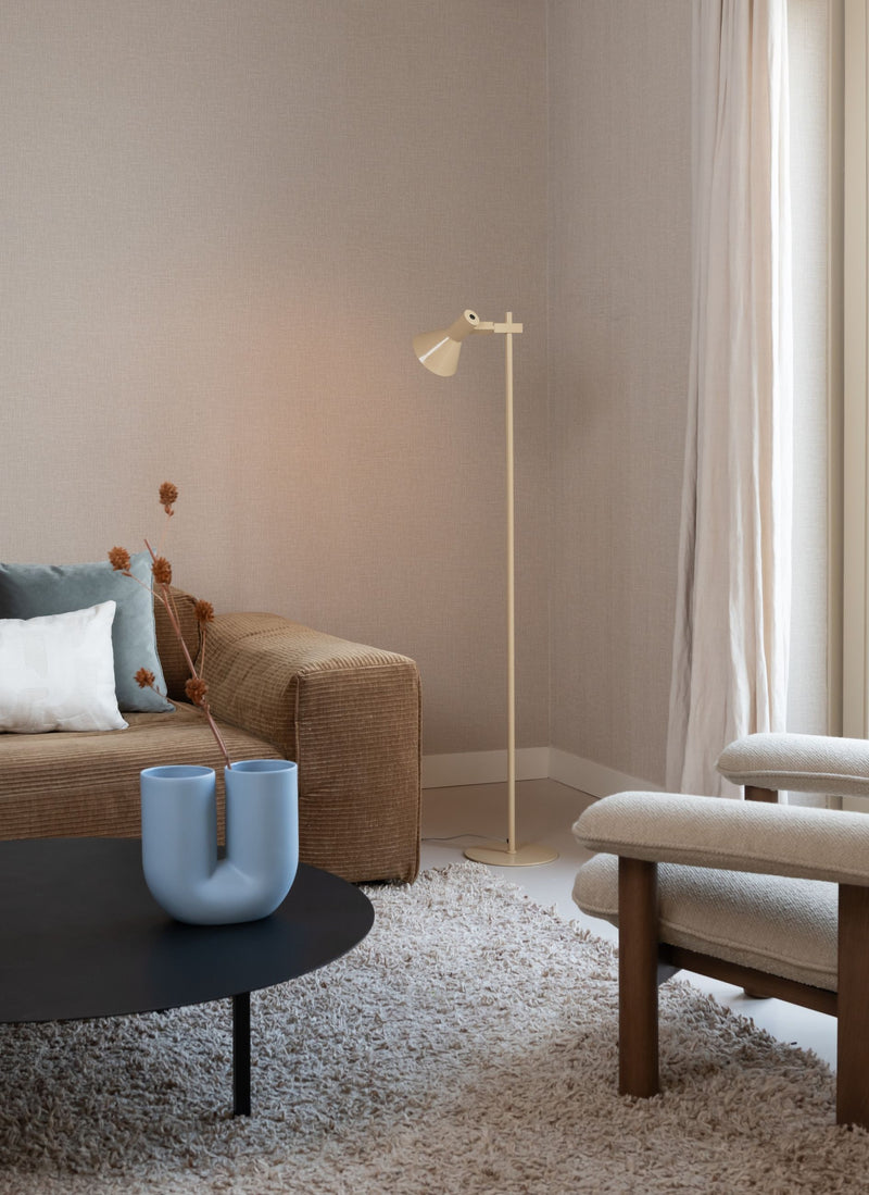It’s about RoMi Stehleuchte Stavanger in Beige, mit beigem Eisen-Schirm und Gestell, im Wohnzimmer neben einem Sofa